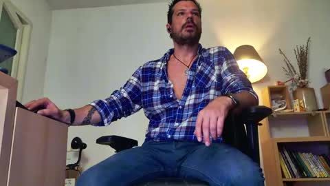 Snapshot of aaronbomer chatting on May 5, 2026, 12:51 am Aaron online show from May 5, 2026, 12:51 am