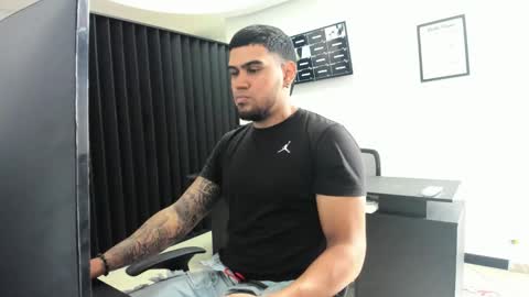 ig aaron hunter123 online show from March 25, 2026, 4:57 pm