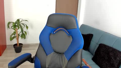 Independence model AbelAsburgo online show from November 17, 2025, 12:55 pm