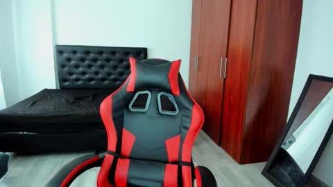 Independence model AbelAsburgo online show from April 26, 2026, 8:17 pm