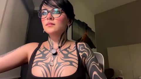 Snapshot of abril__colen chatting on April 6, 2026, 4:32 am April online show from April 6, 2026, 4:32 am