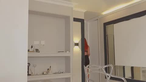 Abril Colls online show from October 30, 2025, 1:51 am