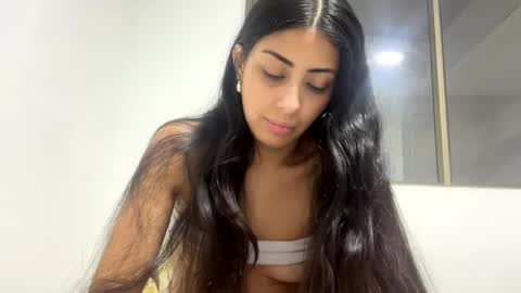 abrilsantosxo online show from April 27, 2026, 11:58 pm