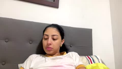 abrilsantosxo online show from June 17, 2026, 2:40 pm