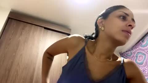 abrilsantosxo online show from June 23, 2026, 11:41 am