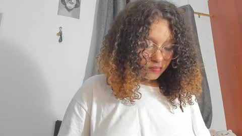 Snapshot of ada_gales_ chatting on November 14, 2025, 4:33 am Isa online show from November 14, 2025, 4:33 am