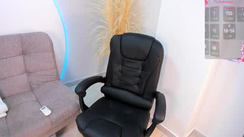    online show from September 15, 2025, 1:33 pm