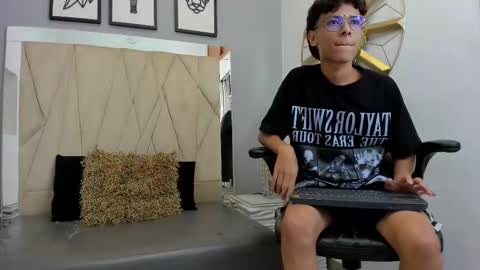 Snapshot of adams_bobby chatting on October 28, 2025, 12:19 pm Adams Bobby online show from October 28, 2025, 12:19 pm