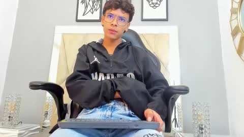 Adams Bobby online show from November 4, 2025, 10:58 am