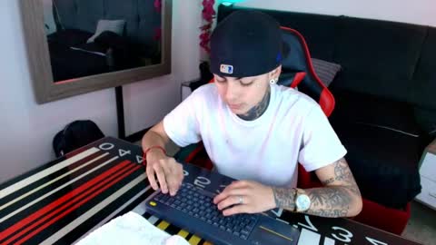 AdamsWalkerr  online show from April 25, 2026, 2:14 pm