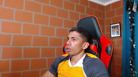 Snapshot of adan_sin1 chatting on December 19, 2024, 11:03 pm Adan Sin online show from December 19, 2024, 11:03 pm