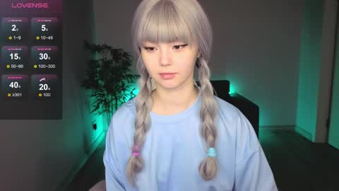 adelina__flower online show from May 6, 2026, 2:29 am