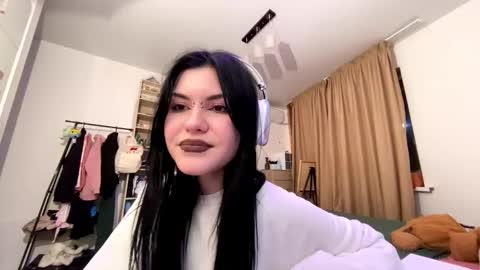 Snapshot of adelineschempp chatting on September 16, 2025, 8:54 pm Hi Im Djiu 18 years online show from September 16, 2025, 8:54 pm
