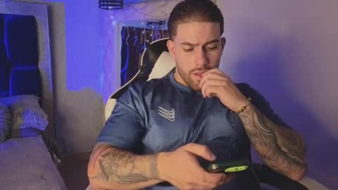 Ades online show from November 10, 2025, 7:35 pm