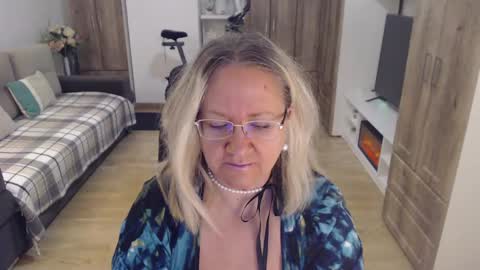 Cryna online show from March 12, 2025, 5:24 am