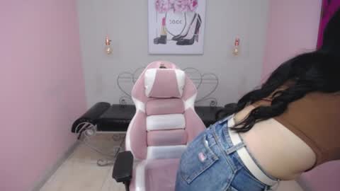 Adri  online show from May 6, 2026, 12:10 pm
