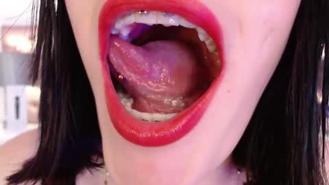 Adri online show from May 5, 2026, 3:58 am
