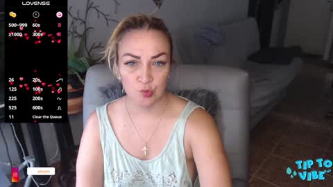 Adriana Paredes  online show from January 21, 2025, 1:00 pm