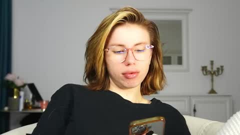 Snapshot of aelia_anara chatting on October 1, 2025, 3:45 am Aelia online show from October 1, 2025, 3:45 am