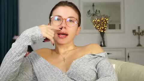 Snapshot of aelia_anara chatting on October 9, 2025, 4:21 am Aelia online show from October 9, 2025, 4:21 am