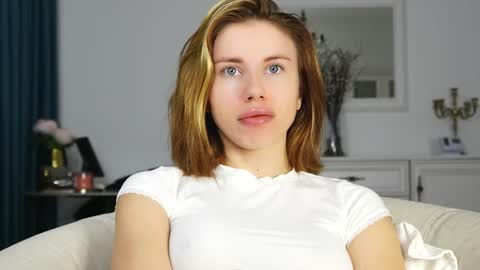 Snapshot of aelia_anara chatting on October 10, 2025, 4:22 am Aelia online show from October 10, 2025, 4:22 am