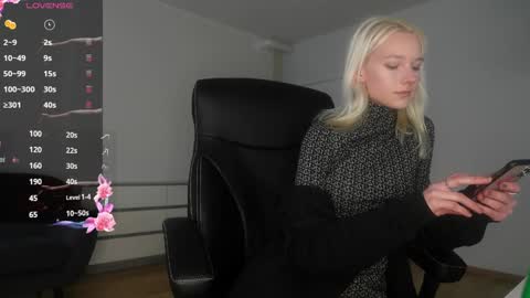 Snapshot of agelina_summer chatting on February 25, 2026, 1:21 pm Agelina Lilly Laura online show from February 25, 2026, 1:21 pm