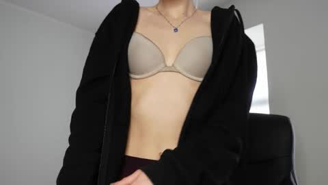 Snapshot of agelina_summer chatting on March 22, 2026, 8:29 am Agelina Lilly Laura online show from March 22, 2026, 8:29 am