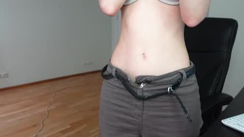 Agelina Lilly Laura online show from May 3, 2026, 5:35 am