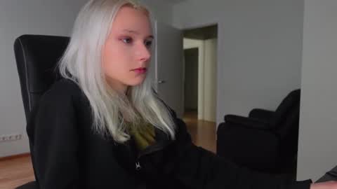 Agelina Lilly Laura online show from May 8, 2026, 12:32 pm