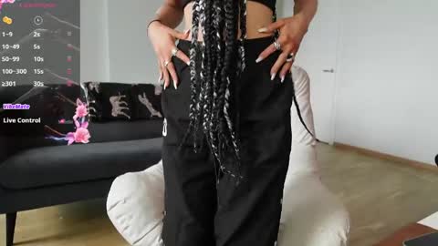 Agelina Lilly Laura online show from May 14, 2026, 10:33 am