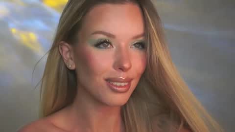 Snapshot of agent_blonde chatting on October 18, 2025, 6:52 pm May online show from October 18, 2025, 6:52 pm