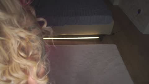 Snapshot of agent_blonde chatting on November 15, 2025, 6:37 pm May online show from November 15, 2025, 6:37 pm