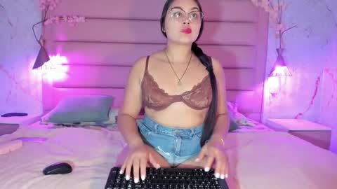 agnesrocuzzo online show from November 25, 2025, 11:10 am