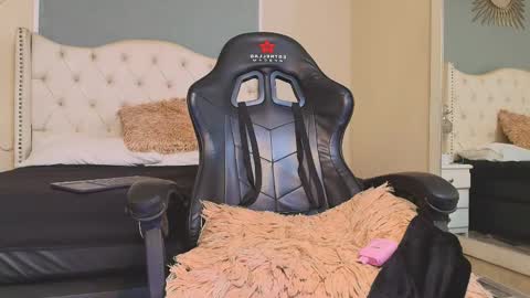 aiden_royce online show from November 24, 2025, 6:18 pm