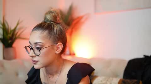 Snapshot of aileenaxa chatting on October 9, 2025, 6:06 pm Aileen online show from October 9, 2025, 6:06 pm