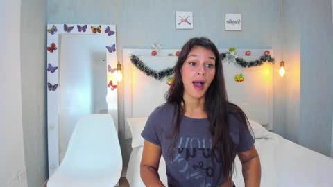 aishawild online show from December 10, 2024, 1:44 pm