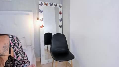 aishawild online show from September 13, 2025, 1:33 pm