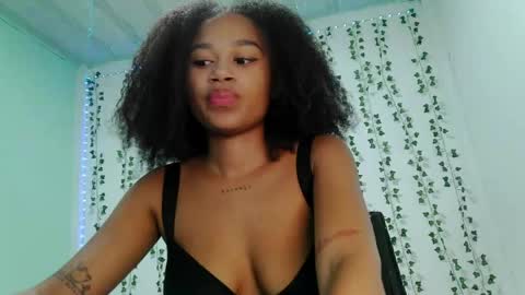 akemy_saunderz online show from May 24, 2026, 2:27 am
