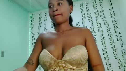 akemy_saunderz online show from May 29, 2026, 3:37 am