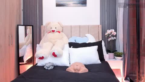 Snapshot of alaiasmile_ chatting on July 25, 2026, 4:37 pm online show from July 25, 2026, 4:37 pm