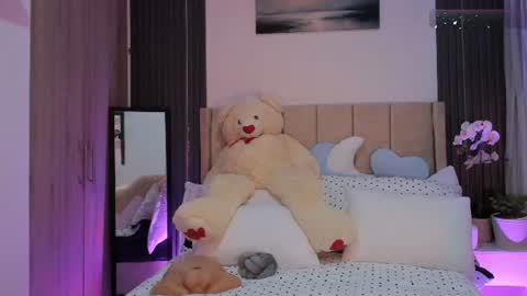 Snapshot of alaiasmile_ chatting on July 31, 2026, 4:17 pm online show from July 31, 2026, 4:17 pm