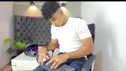 Snapshot of alan_redinger chatting on September 25, 2025, 1:37 pm Alan online show from September 25, 2025, 1:37 pm