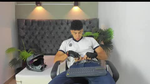 Snapshot of alan_redinger chatting on September 27, 2025, 12:54 pm Alan online show from September 27, 2025, 12:54 pm