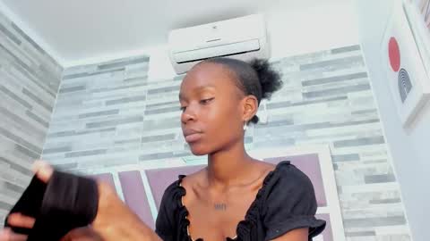 Snapshot of alana_roos chatting on October 28, 2025, 6:43 pm Alana online show from October 28, 2025, 6:43 pm