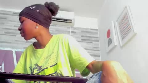 Snapshot of alana_roos chatting on October 29, 2025, 6:42 pm Alana online show from October 29, 2025, 6:42 pm