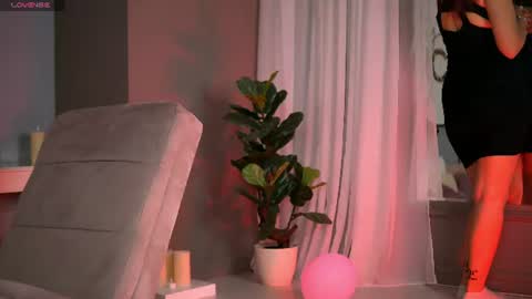 Snapshot of alanareign chatting on June 19, 2026, 9:35 am AlanaReign online show from June 19, 2026, 9:35 am