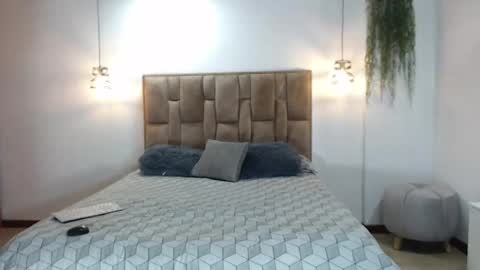 alejandra online show from April 23, 2026, 1:18 am