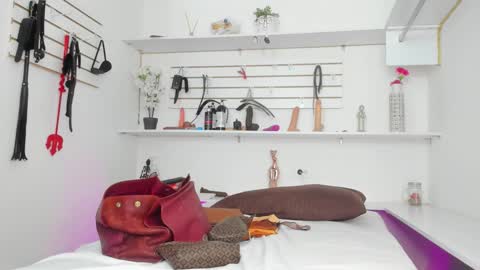 Alejandra online show from September 27, 2025, 2:11 pm