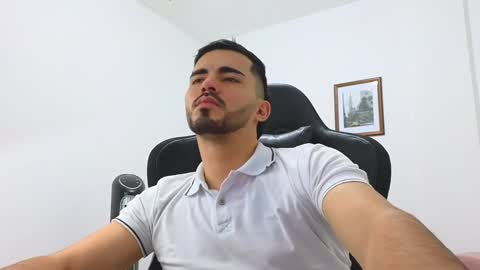 alejandroo_7 online show from January 4, 2025, 10:45 pm