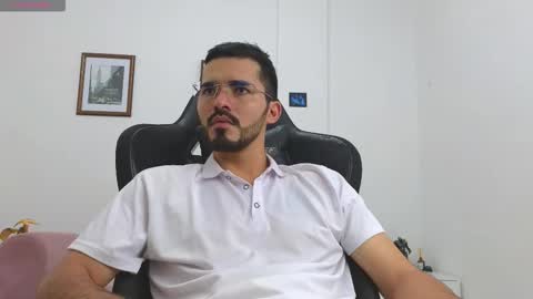 alejandroo_7 online show from October 9, 2025, 7:01 pm